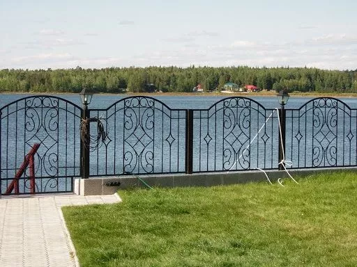 Пример металлического ограждения после проведения работ по монтажу