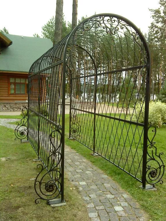 Пример металлической перголы