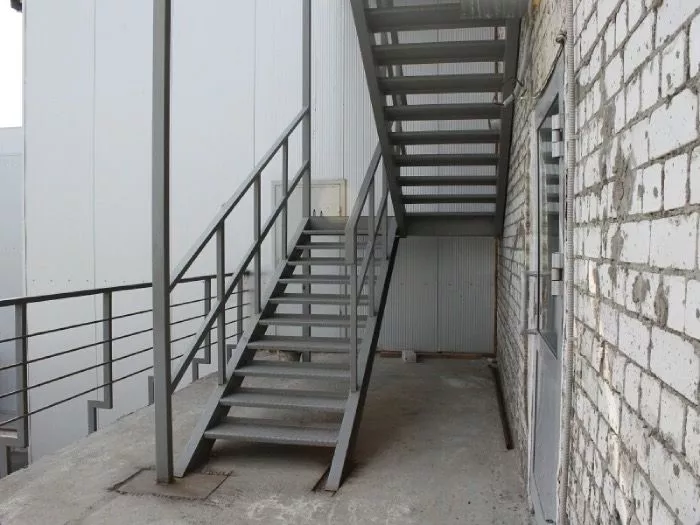 Пример установки эвакуационной лестницы