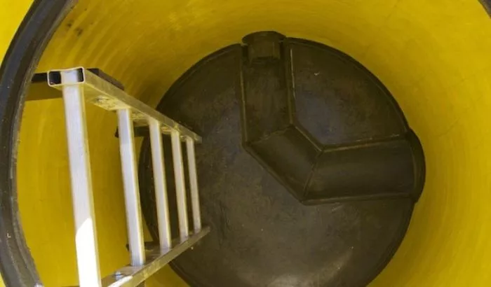 Лестница для канализационного колодца в частном доме